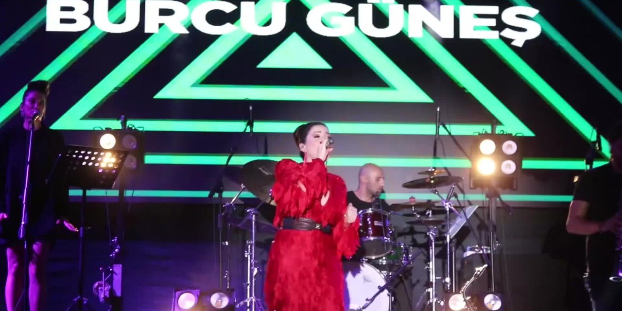 BURCU GÜNEŞ'TEN BURDUR'DA ZAFER BAYRAMI KONSERİ
