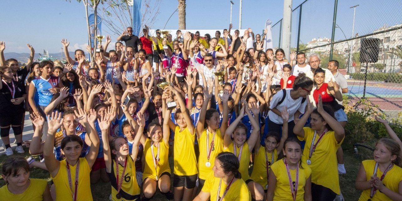 DİKİLİ'DE EMEK FESTİVALİ MUHTEŞEM KONSERLERLE SON BULDU