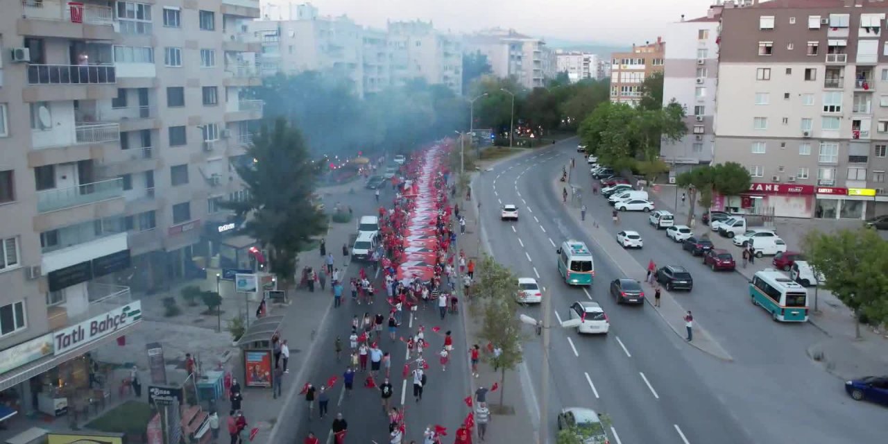 30 AĞUSTOS COŞKUSU, BAYRAKLI SOKAKLARINA TAŞTI