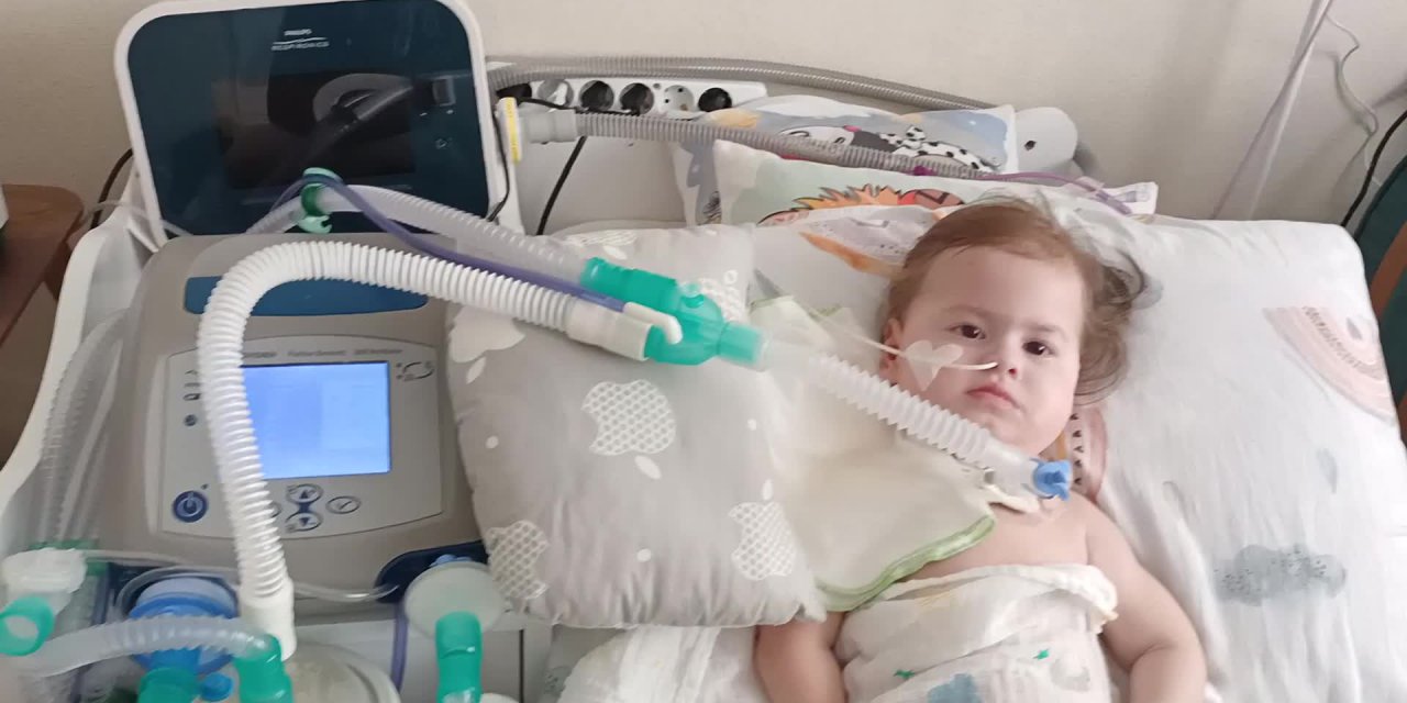 SMA HASTASI DEFNE BEBEK İÇİN ZAMAN DARALIYOR: “LÜTFEN DEFNE’NİN ELİNDEN TUTUN”
