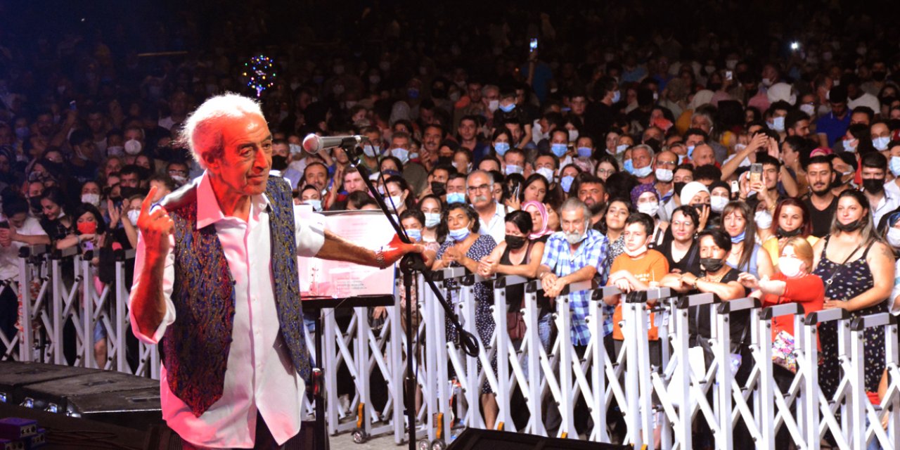 ÜNLÜ SANATÇI EDİP AKBAYRAM 30 AĞUSTOS ZAFER BAYRAMINDA KAPADOKYALI HAYRANLARIYLA BULUŞTU