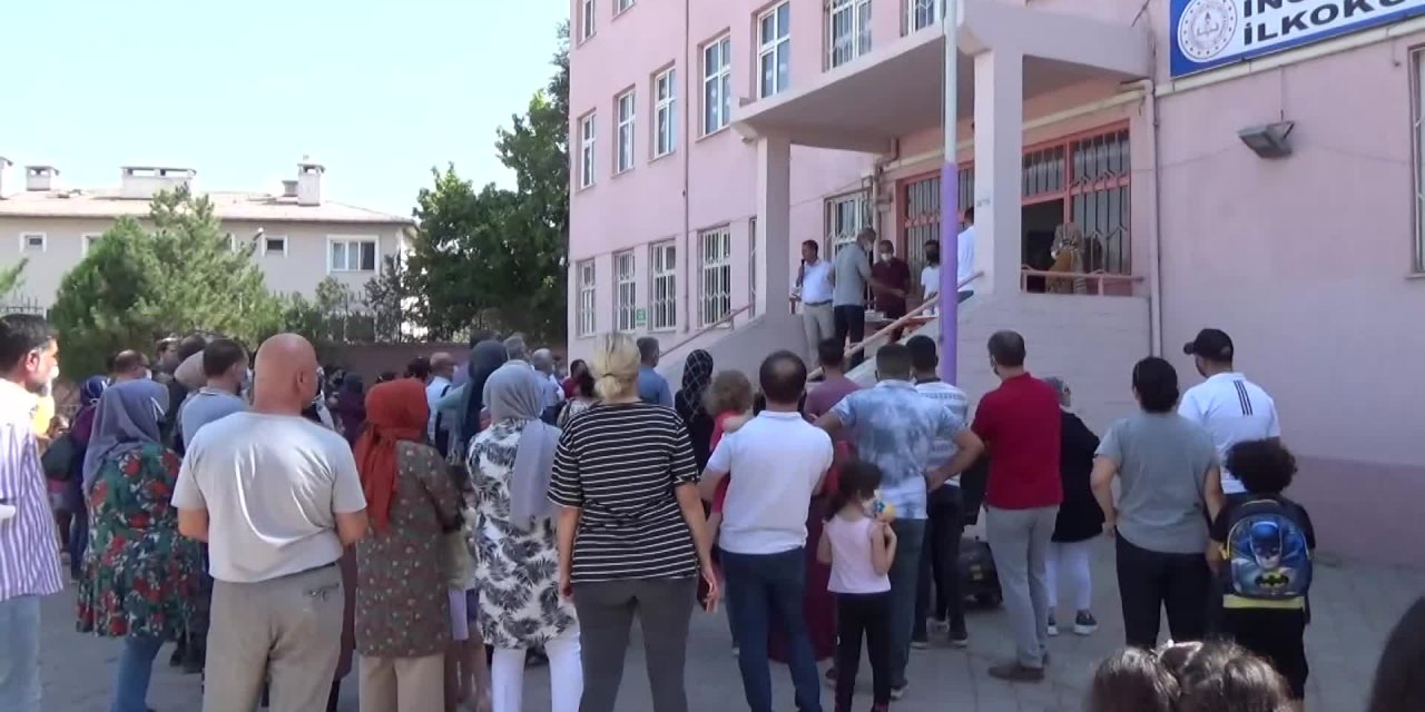 IĞDIR'DAKİİNÖNÜİLKOKULU'NUN 1. SINIF ÖĞRENCİLERİİÇİN VELİLERİN HUZURUNDA KURA ÇEKİMİ YAPILDI