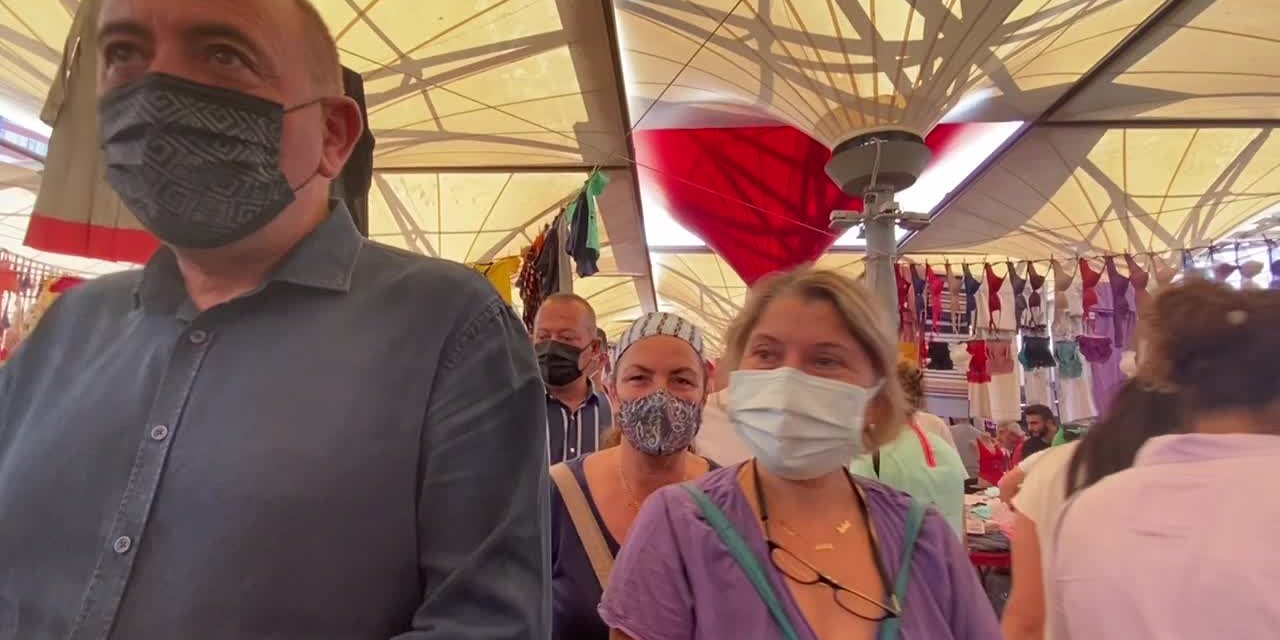CHP'Lİ TEKİN'E BOŞ PAZAR TORBASINI GÖSTEREN YAŞLI KADIN: "BU SENE DAHA AĞZIMA ŞEFTALİ, İNCİR SÜRMEDİM"