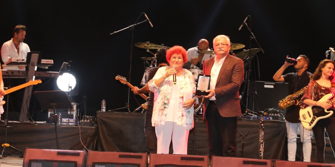 BURHANİYE'DE FESTİVAL COŞKUSU ZAFER BAYRAMIYLA BİRLEŞTİ