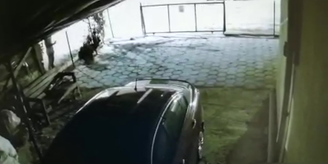 GARAJDAKİ OTOMOBİLİ BENZİN DÖKEREK KUNDAKLADI