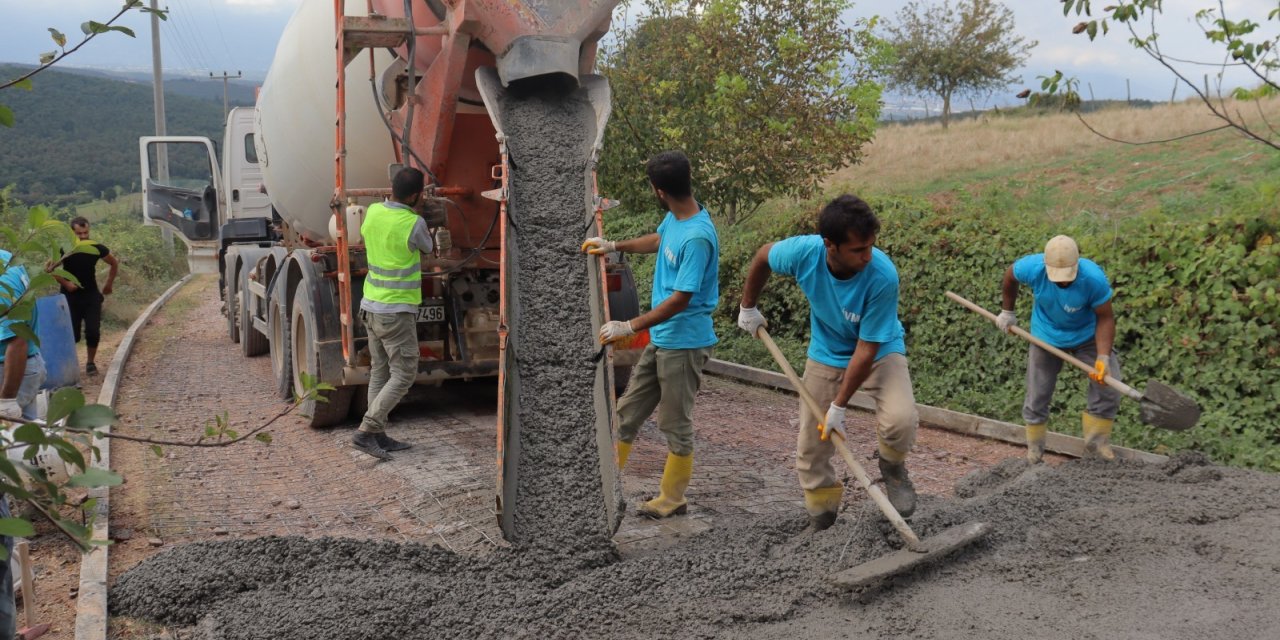 İZMİT BELEDİYESİ, DAĞKÖY’DE BETON YOL YAPIMINA BAŞLADI