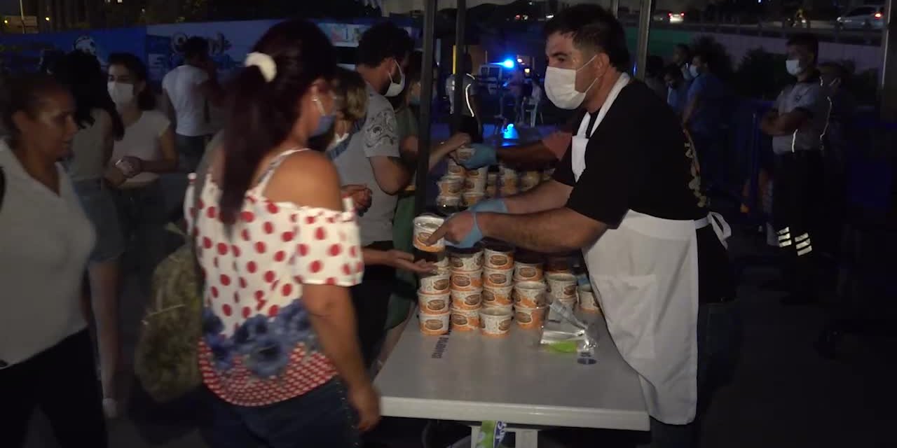 SEYHAN’DA TÜRKÜLER BARIŞİÇİN SÖYLENDİ