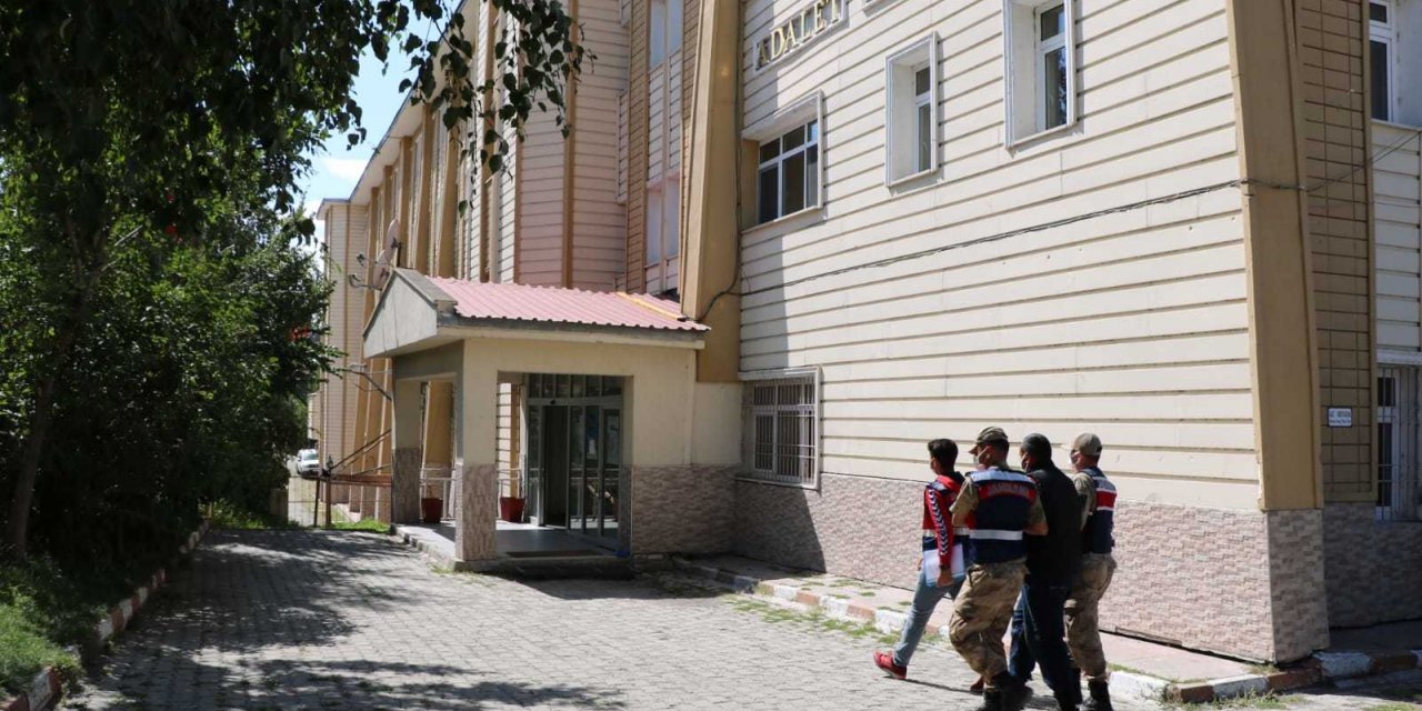 KAÇAK SİLAHLARLA EVİNDE YAKALANDI