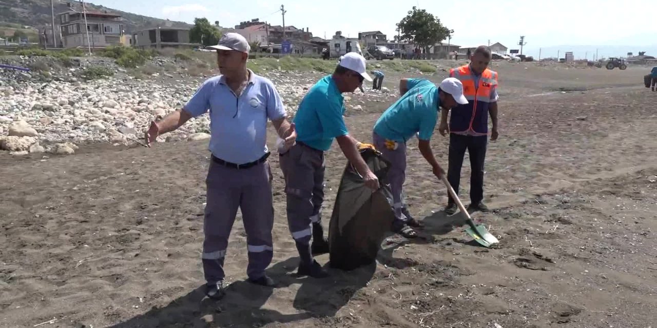 HATAY BÜYÜKŞEHİR, KIYILARA ULAŞAN AKARYAKIT SIZINTISINA MÜDEHALE EDİYOR