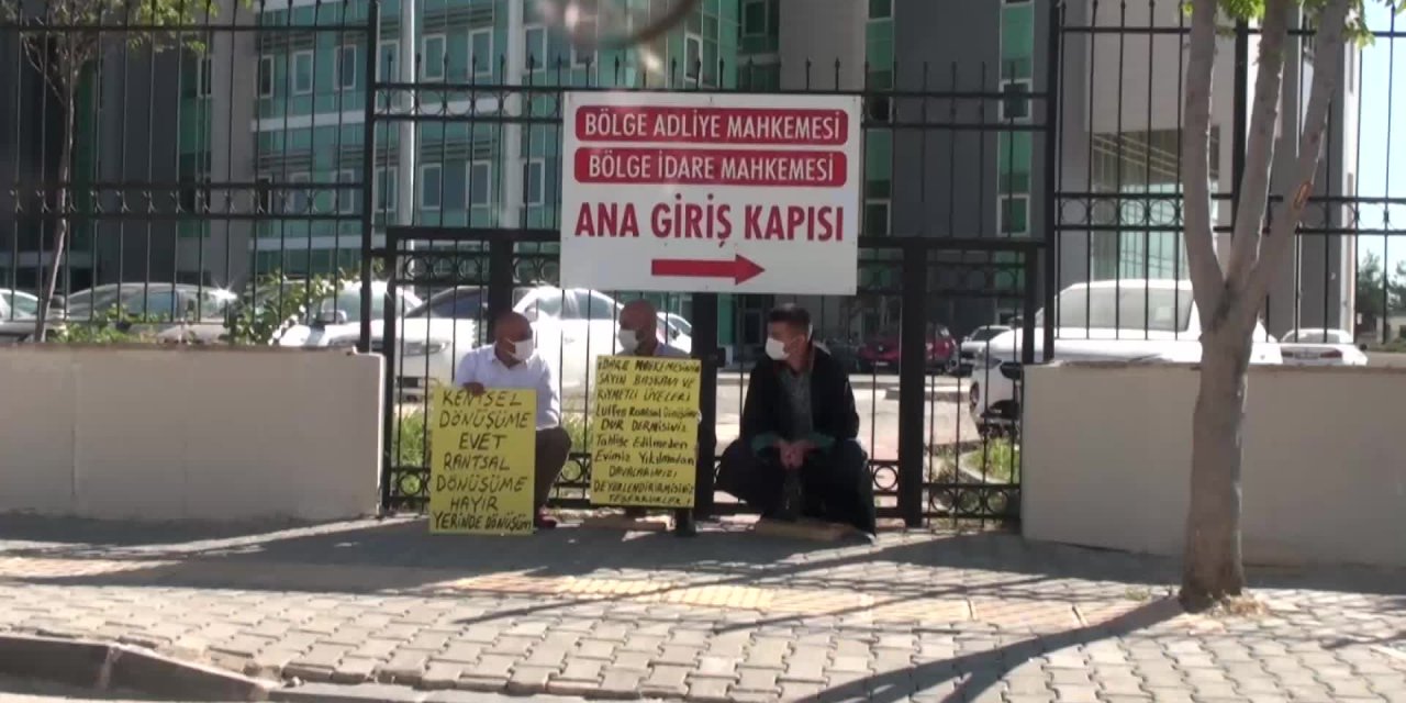 MAHKEME ÖNÜNDE EVİİÇİN EYLEM YAPIYOR: “EVİMİZİ YIKTIĞI AN SOKAKTA KALACAĞIZ”
