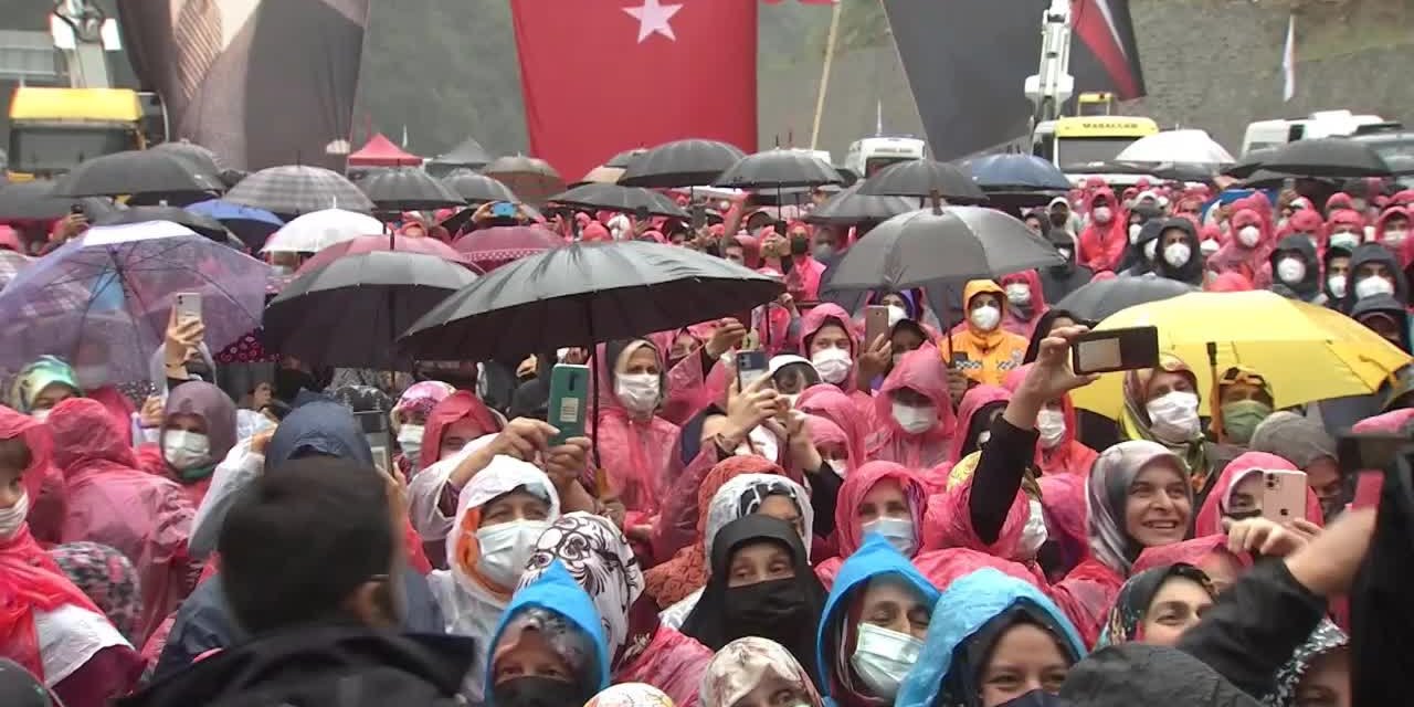 ERDOĞAN, MEMLEKETİ RİZE'DE: "TÜRKİYE’NİN DEĞİŞİK YERLERİNDEN NE KADAR SOL, KOMÜNİST VARSA ALIP BURAYA GELİYORLAR"