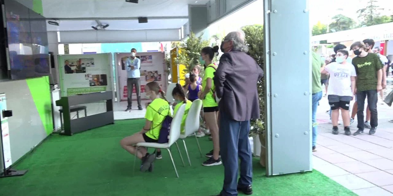 FUAR’DA BORNOVA STANDINA BÜYÜK İLGİ