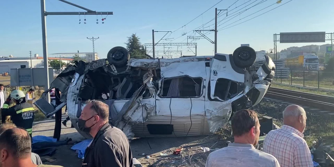 TEKİRDAĞ ERGENE’DE YÜK TRENİİŞÇİ SERVİSİNE ÇARPTI: 6 ÖLÜ, 5 YARALI
