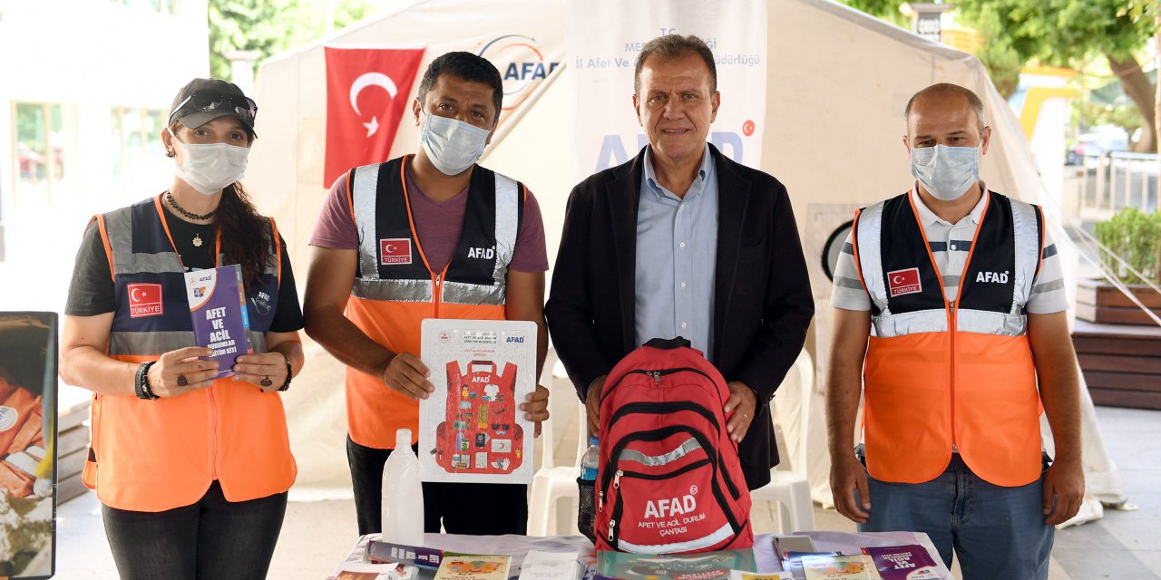 VAHAP SEÇER, AFAD BİLİNÇLENDİRME VE EĞİTİM STANDINI ZİYARET ETTİ