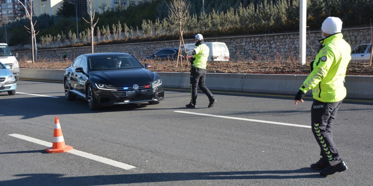 İSTANBUL'DA TRAFİK DENETLEMESİ: TOPLAM 42 BİN 960 SÜRÜCÜ VE YAYAYA CEZA KESİLDİ