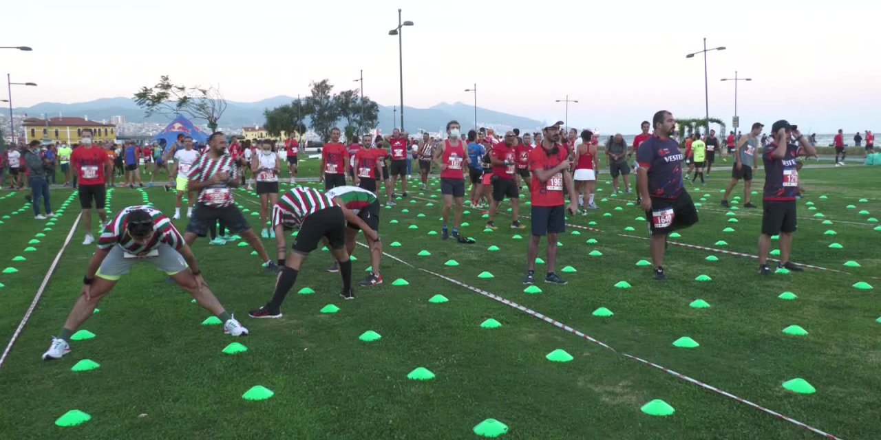 İZMİR'DE 9 EYLÜL ULUSLARARASI YARI MARATONU İLE BİSİKLET YARIŞI AYNI ANDA VE AYNI YOL ÜZERİNDE YAPILDI