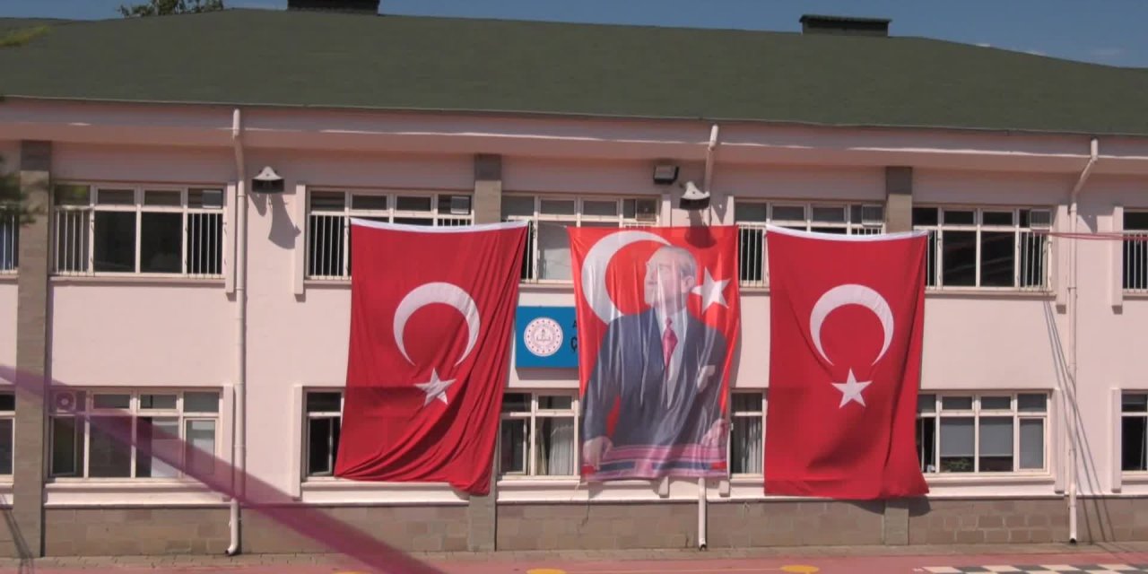 BİR BUÇUK YILIN ARDINDAN YÜZ YÜZE ZORUNLU EĞİTİM BAŞLADI