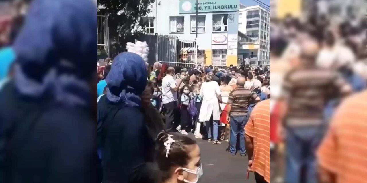 İZMİR'DE OKUL ÖNLERİNDE YOĞUN KALABALIKLAR OLUŞTU