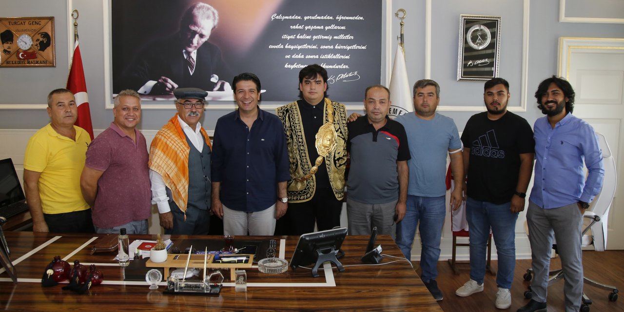 DÖŞEMEALTI BELEDİYE BAŞKANI GENÇ, TÜRKİYE'NİN EN GENÇ GÜREŞ AĞASINI AĞIRLADI