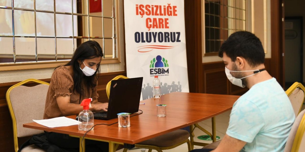 ESENYURT BELEDİYESİ'NDEN İSTİHDAMA KATKI: 104 KİŞİ DAHA İŞ ESBİM ARACILIĞIYLA SAHİBİ OLDU