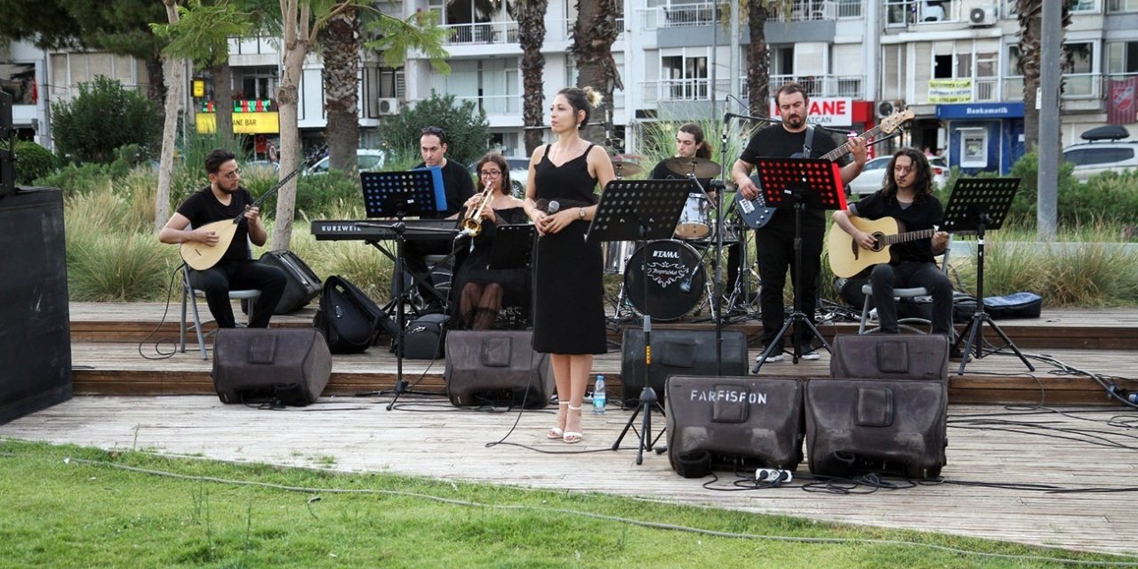 KARŞIYAKA’DA ÇİM KONSERLERİ BAŞLADI