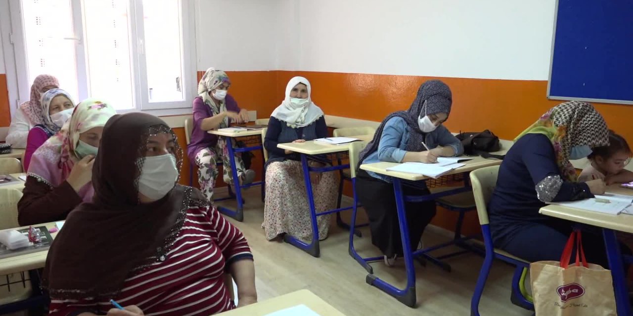 BUCA BELEDİYESİ'NİN AÇTIĞI OKUMA-YAZMA KURSU, KADINLARA IŞIK OLDU