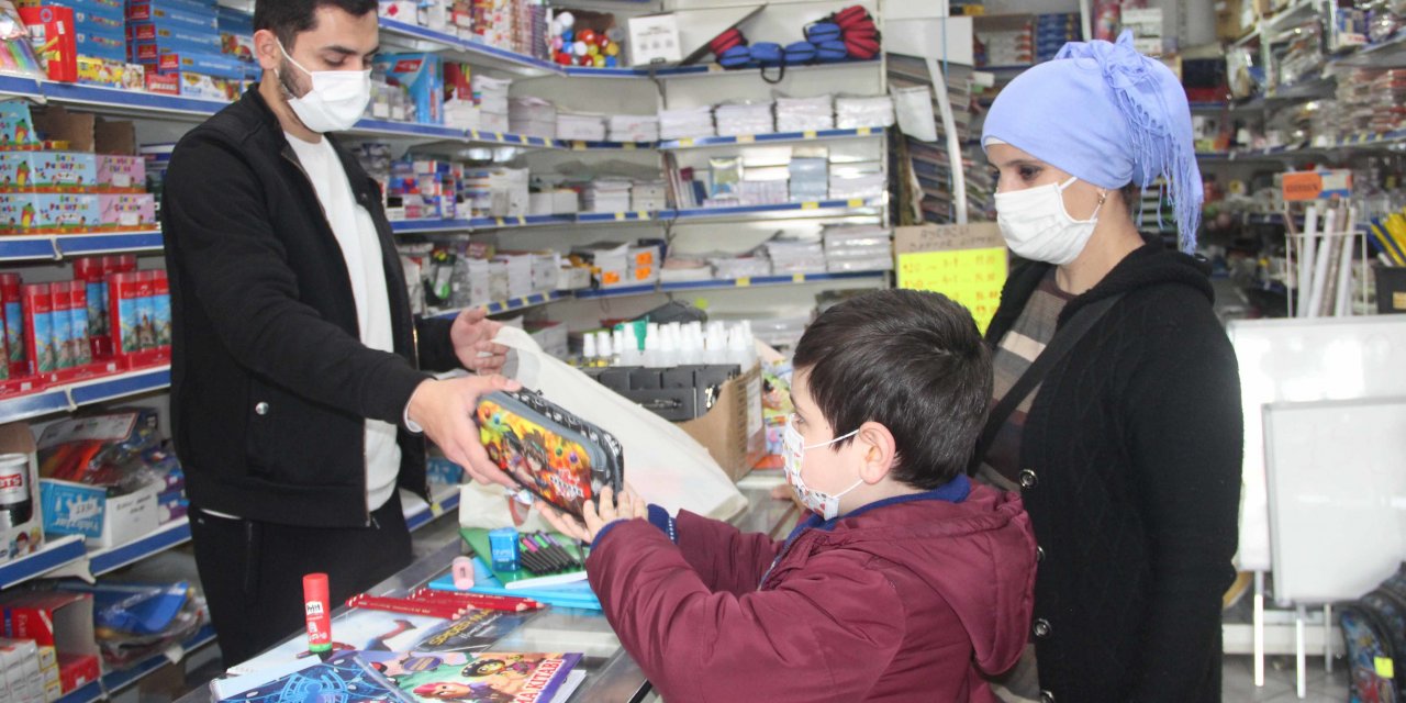 İZMİR KONAK'TA 400 ÖĞRENCİYE 150'ŞER TL KIRTASİYE DESTEĞİ