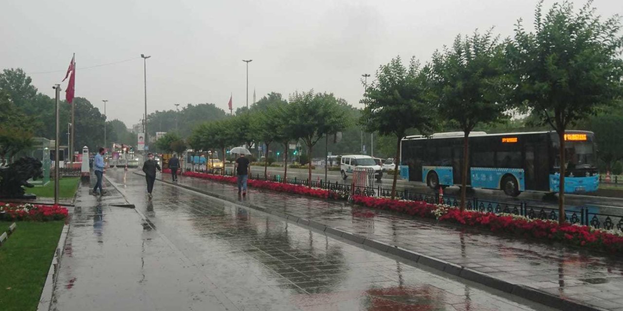 MARMARA'DA SAĞANAK YAĞIŞ ETKİSİNİ GÖSTERMEYE BAŞLADI, İSTANBUL İÇİN SEL UYARISI YAPILDI