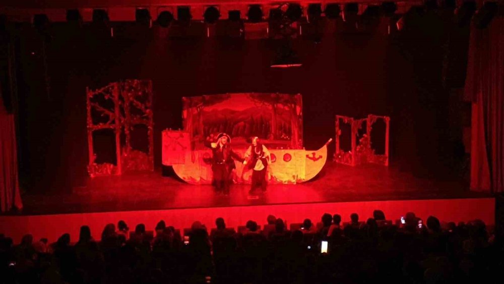 SULTANGAZİ BELEDİYESİNDEN ÇOCUKLAR İÇİN DOPDOLU ETKİNLİKLER