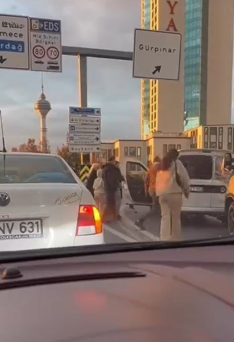 İSTANBUL ESENYURT'TA E-5’TE SOPALI YOL KAVGASI