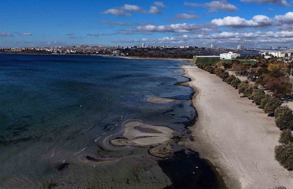İSTANBUL’DA DENİZ SUYU ÇEKİLDİ, BALIKÇILAR AVLANMAYA ÇIKAMADI
