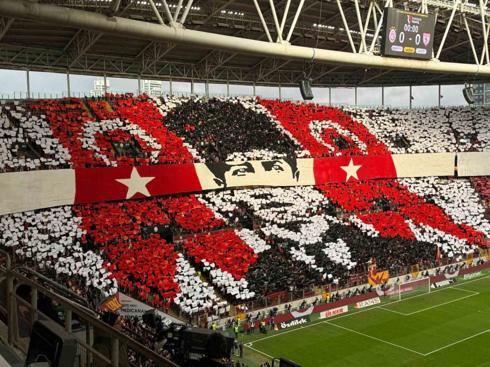 GALATASARAY TARAFTARINDAN, MUSTAFA KEMAL ATATÜRK İÇİN KOREOGRAFİ