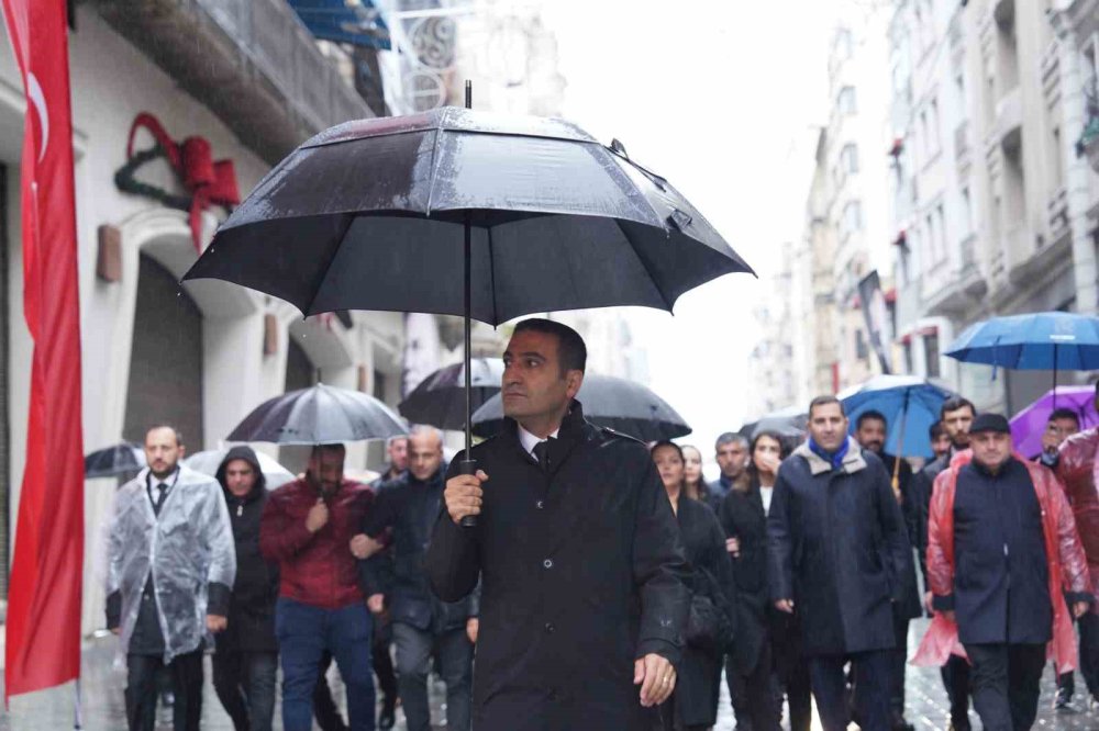 İSTİKLAL CADDESİ ATATÜRK’ÜN SESİ İLE YANKILANDI