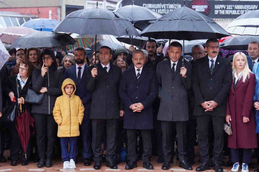 İSTİKLAL CADDESİ ATATÜRK’ÜN SESİ İLE YANKILANDI