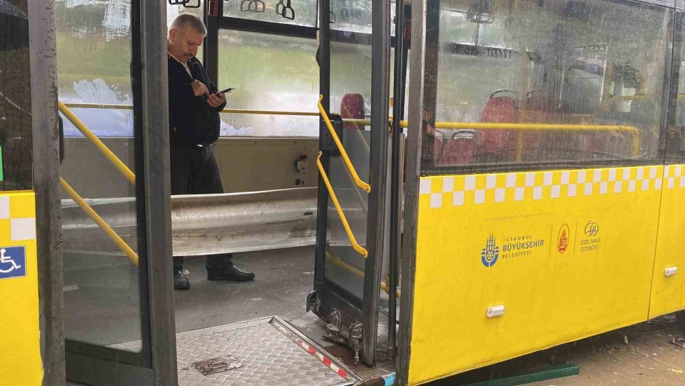 KADIKÖY’DE BARİYERLER İETT OTOBÜSÜNE OK GİBİ SAPLANDI