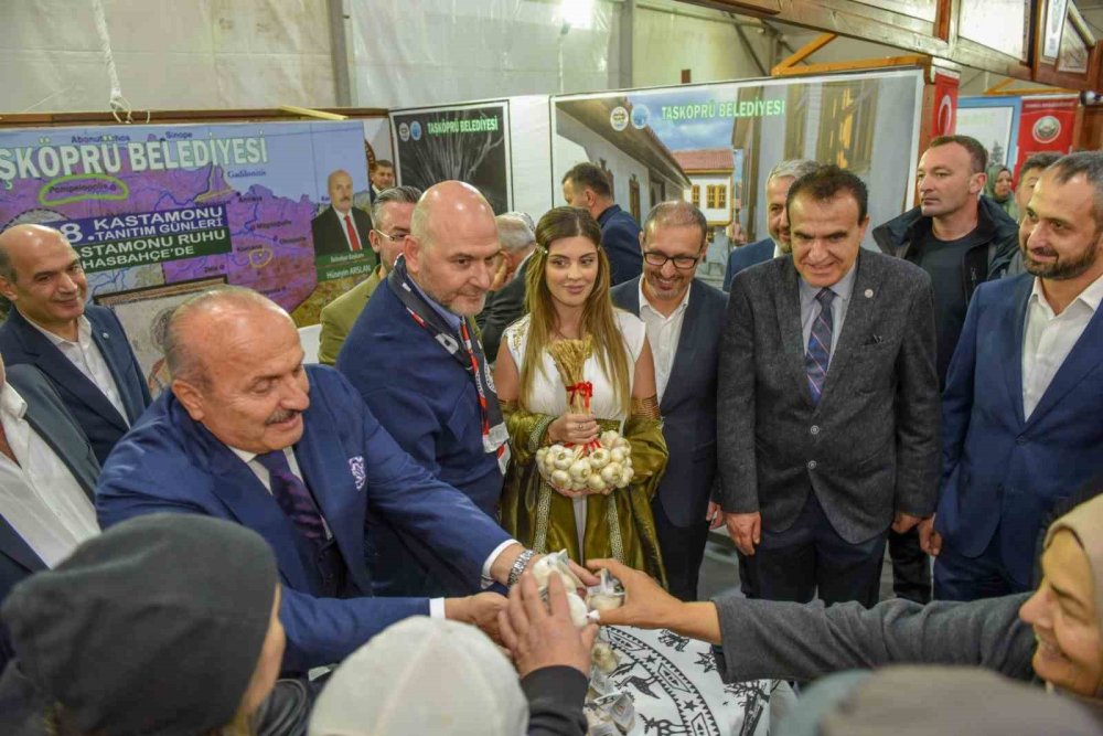 KAĞITHANE'DE VATANDAŞLARA TAŞKÖPRÜ SARIMSAĞI DAĞITTI