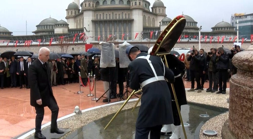 TAKSİM MEYDANI’NDA ATATÜRK ANMASI