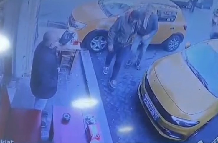 BEYOĞLU’NDA TAKSİYE ALINMAYAN ALKOLLÜ ŞAHIS, ARACIN TEKERLEKLERİNİ BIÇAKLADI: O ANLAR KAMERADA