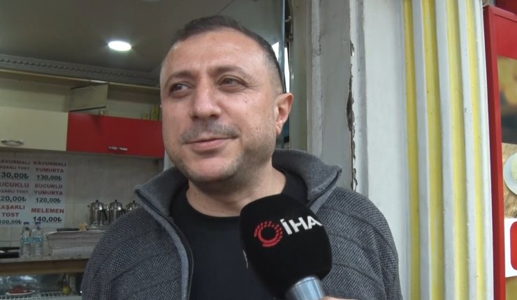BEYOĞLU’NDA TAKSİYE ALINMAYAN ALKOLLÜ ŞAHIS, ARACIN TEKERLEKLERİNİ BIÇAKLADI: O ANLAR KAMERADA