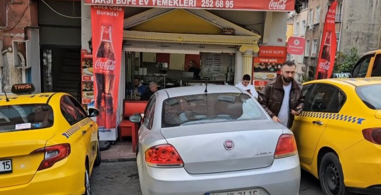 BEYOĞLU’NDA TAKSİYE ALINMAYAN ALKOLLÜ ŞAHIS, ARACIN TEKERLEKLERİNİ BIÇAKLADI: O ANLAR KAMERADA