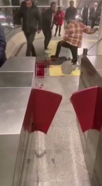 KADIKÖY MARMARAY’DA GÜVENLİK GÖREVLİSİ TARTIŞTIĞI YOLCUYU VURDU