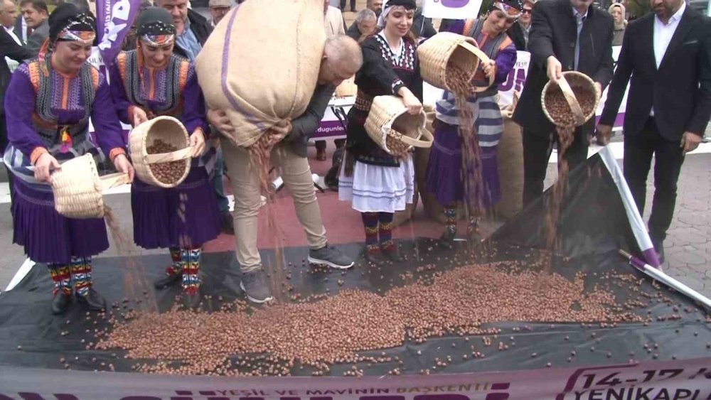 KADIKÖY’DE ORDU GÜNLERİ TANITIMINDA TONLARCA FINDIK DAĞITILDI