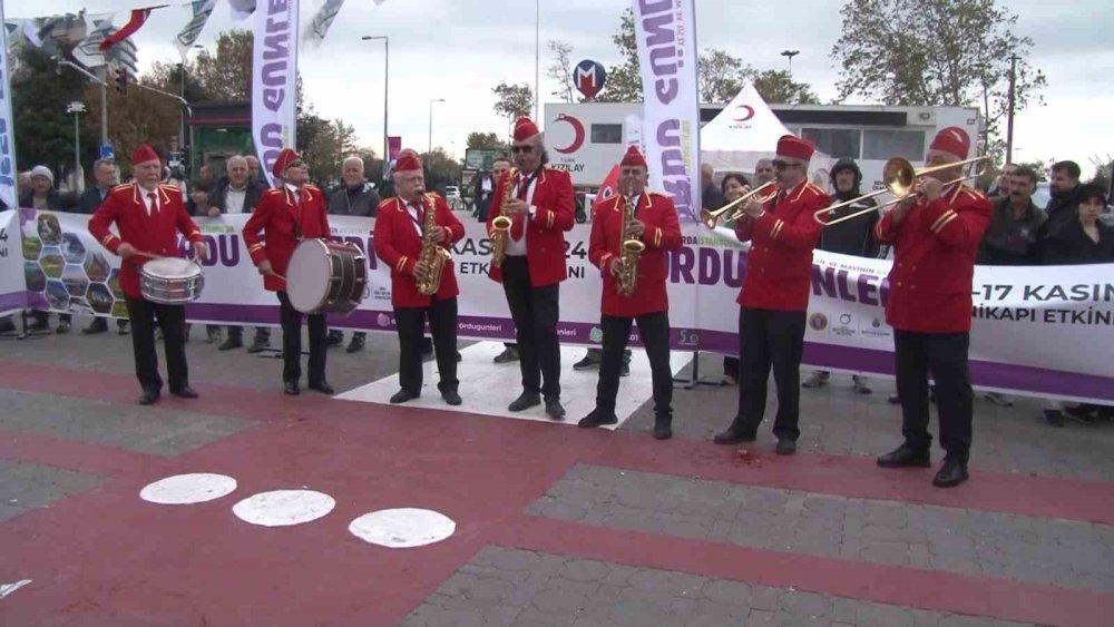 KADIKÖY’DE ORDU GÜNLERİ TANITIMINDA TONLARCA FINDIK DAĞITILDI