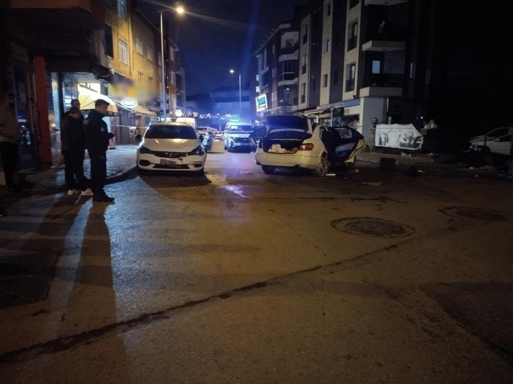 SANCAKTEPE’DE İŞ YERİNİ KURŞUNLADILAR, OTOMOBİL İLE KAÇARKEN SOKAKTAKİ ARAÇLARA ÇARPTILAR