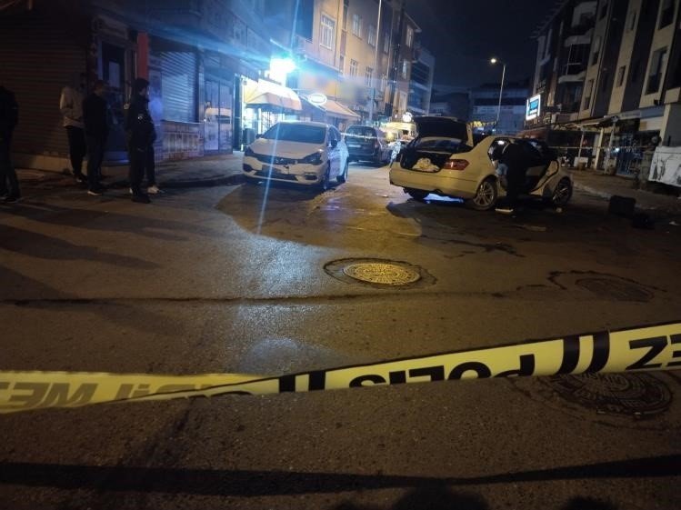 SANCAKTEPE’DE İŞ YERİNİ KURŞUNLADILAR, OTOMOBİL İLE KAÇARKEN SOKAKTAKİ ARAÇLARA ÇARPTILAR