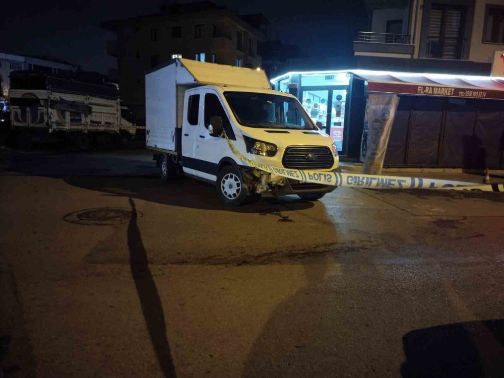 SANCAKTEPE’DE İŞ YERİNİ KURŞUNLADILAR, OTOMOBİL İLE KAÇARKEN SOKAKTAKİ ARAÇLARA ÇARPTILAR