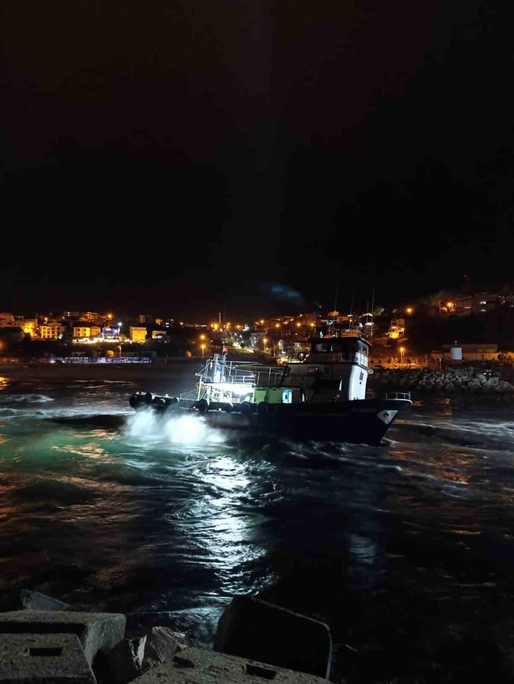 ARNAVUTKÖY’DE BALIKÇI TEKNESİ KARAYA OTURDU