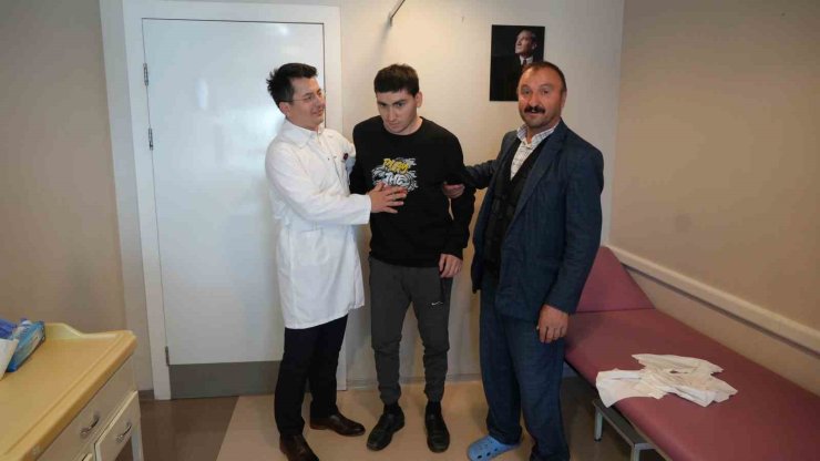 KAZADA KAFATASININ YARISI ALINAN GENÇ, AMELİYATLA HAYATA TUTUNDU