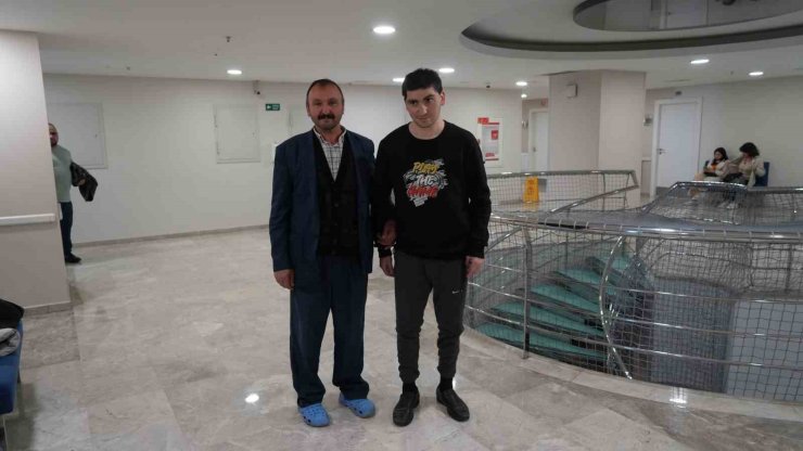 KAZADA KAFATASININ YARISI ALINAN GENÇ, AMELİYATLA HAYATA TUTUNDU