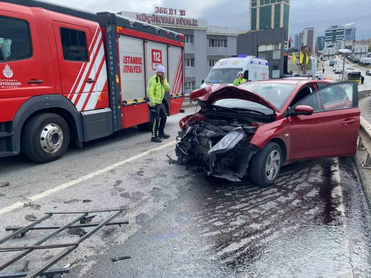 MALTEPE’DE İKİ ARAÇ KAFA KAFAYA ÇARPIŞTI: 5 YARALI